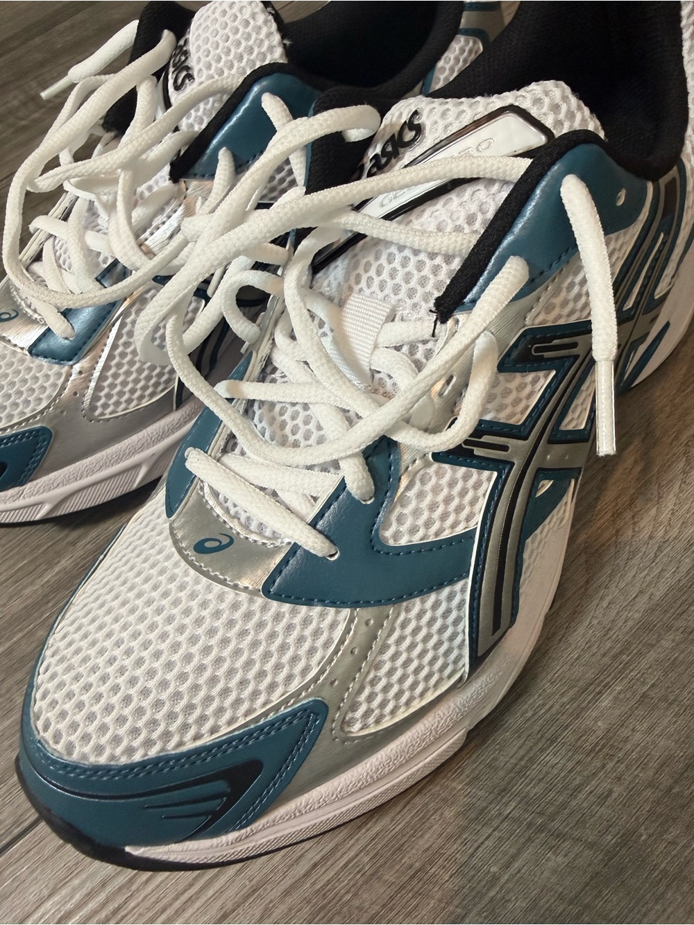 Asics White and Teal Men's Athletic Shoes - Picture 2 of 9